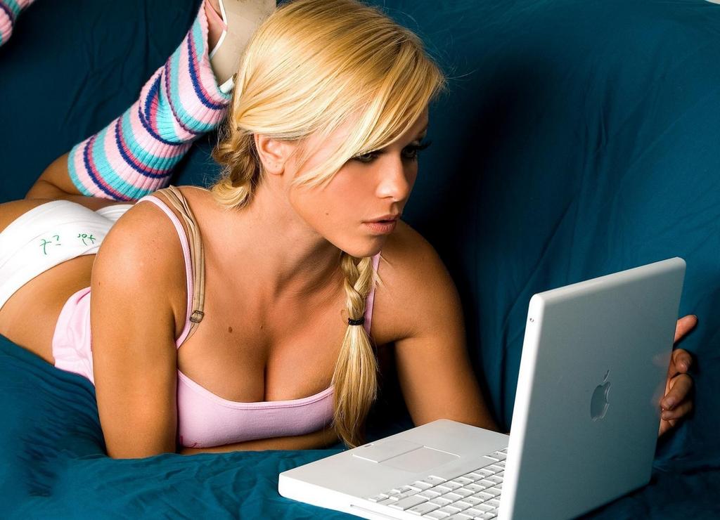 Скачать бесплатное порно - Молоденькая блондинка удовлетворила парня пиздой