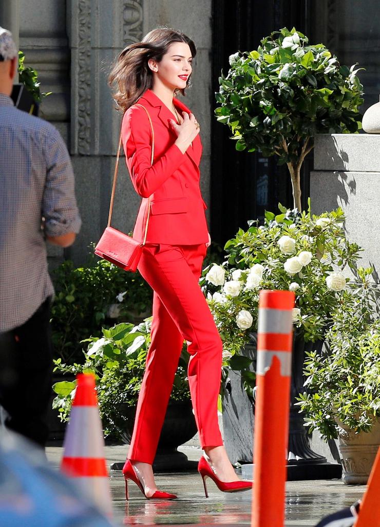 Красный костюм девушки