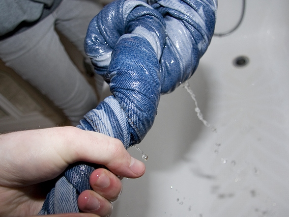 Tania wets her blue jeans hoses